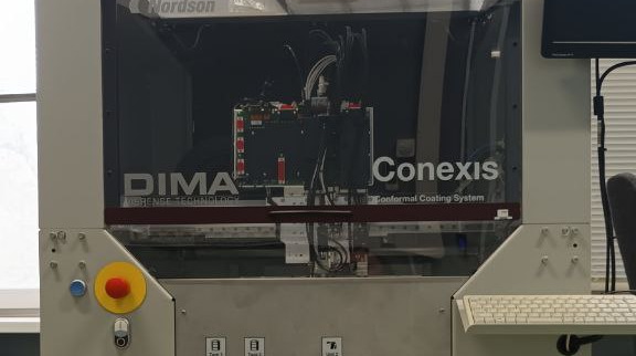 Нанесение влагозащитных материалов на печатные платы любой степени сложности с повышенной скоростью нанесения
